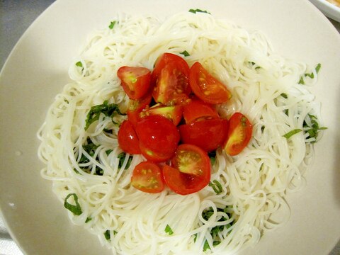 トマトと大葉の冷たいそうめん